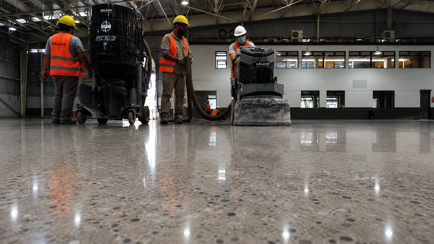 Operarios Kelcot puliendo piso de hormigón